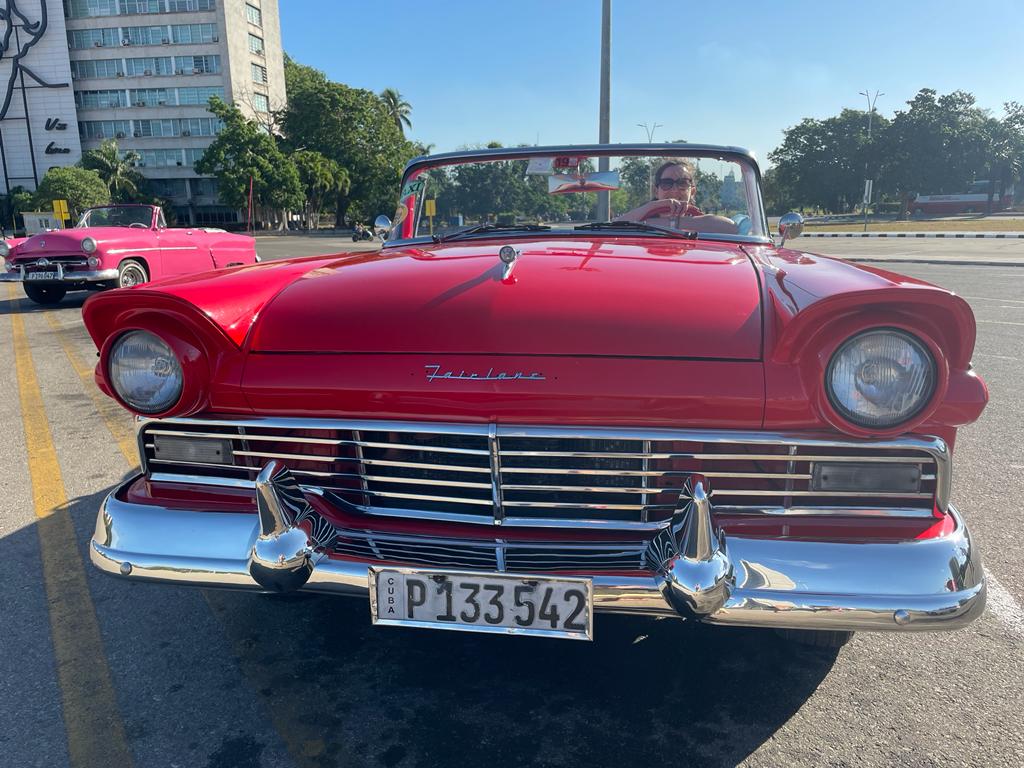 Photo d'une vieille voiture américaine sur la Plaza de la Revolución