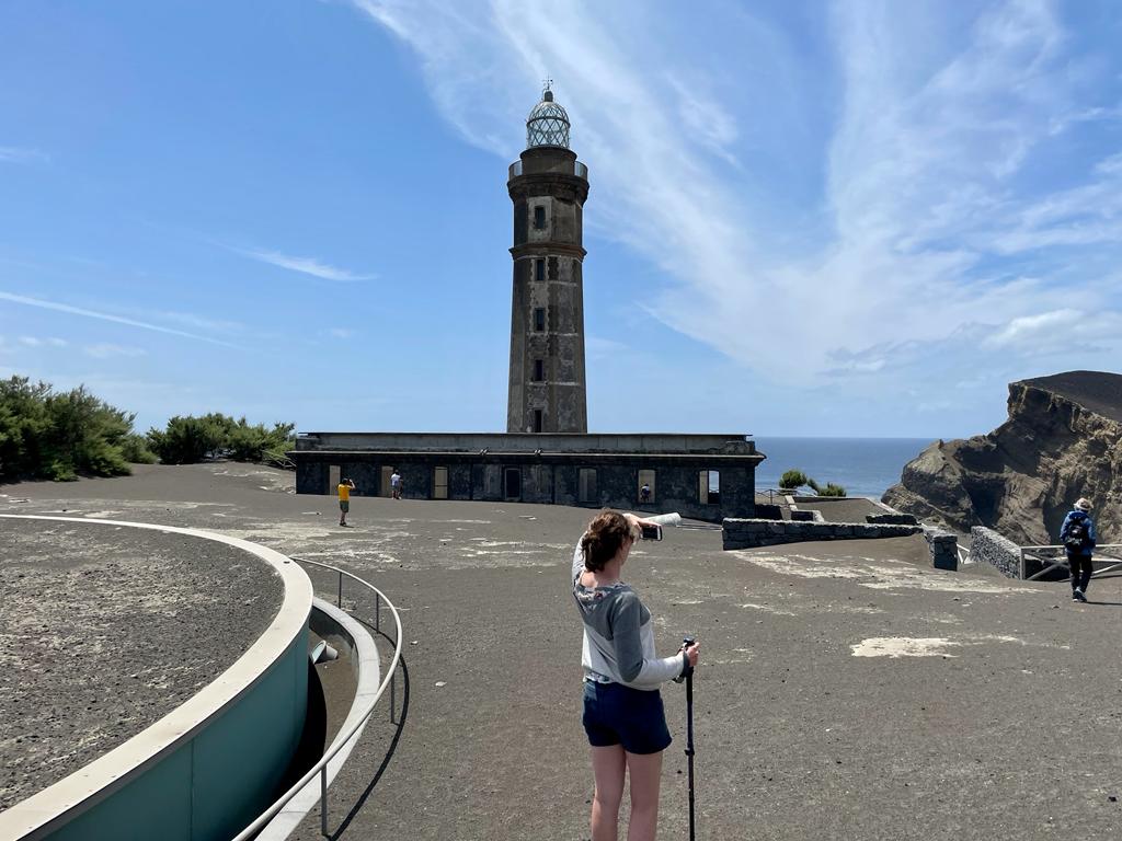 Photo du phare de Capelinhos à Faial sous le soleil.